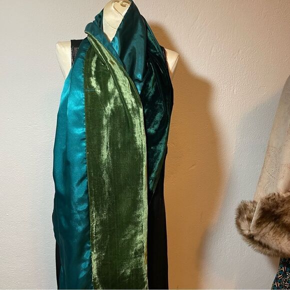 Green velvet satin lined oblong scarf - Picture 4 of 5